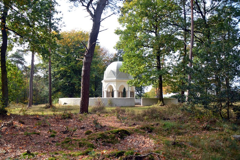 begraafplaats met bomen en koepeltje