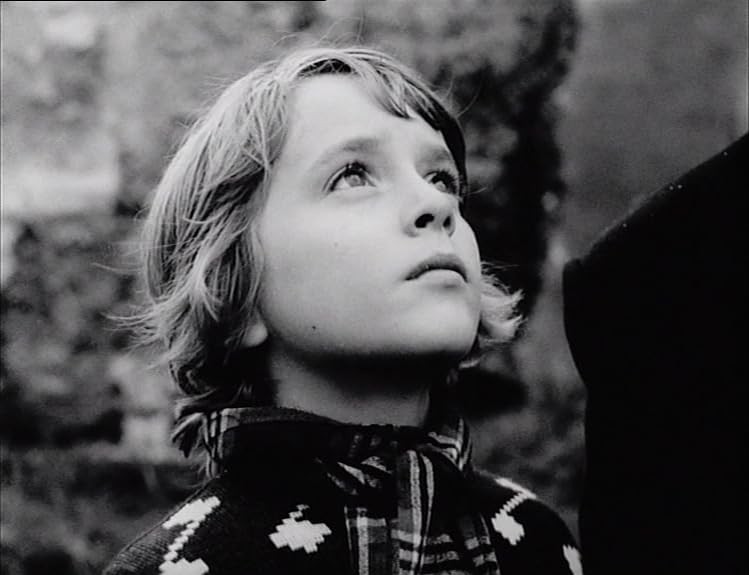 zwart-wit-still uit de film De komst van Joachim Stiller met close up gezicht jongen